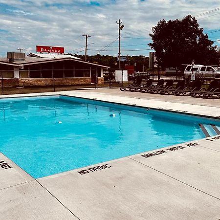 Ramada By Wyndham 1000 Islands Gananoque Exterior foto