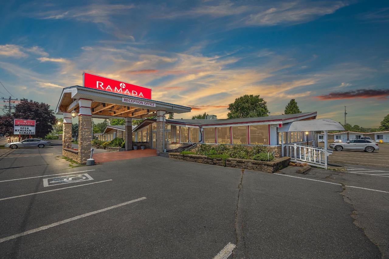 Ramada By Wyndham 1000 Islands Gananoque Exterior foto