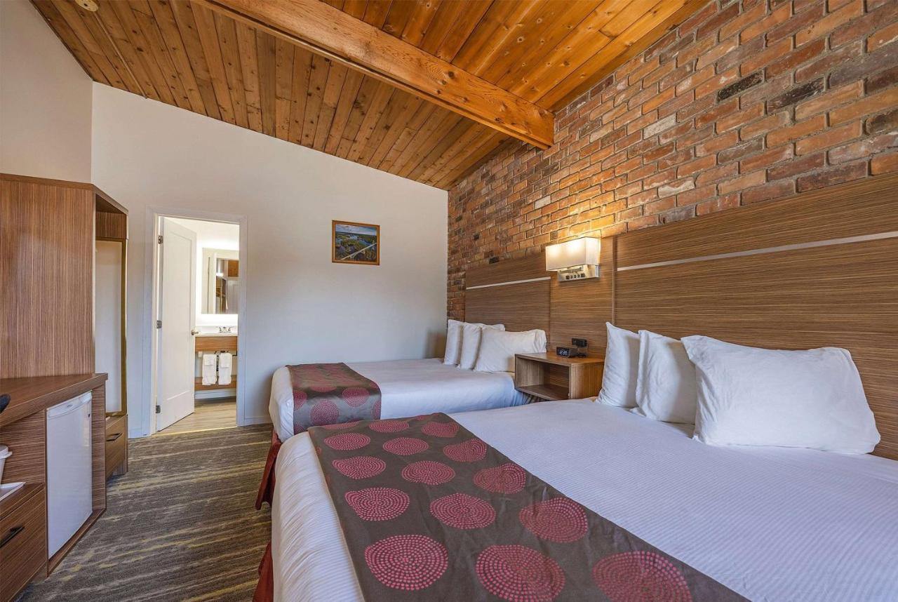 Ramada By Wyndham 1000 Islands Gananoque Exterior foto