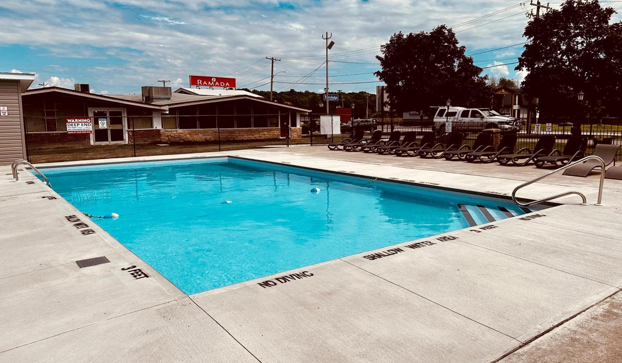 Ramada By Wyndham 1000 Islands Gananoque Exterior foto